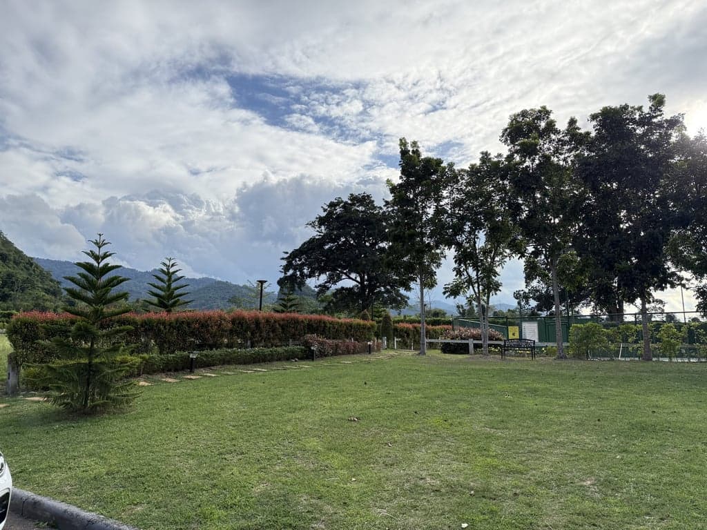 Garden lawn next to the Che Elpend tennis court