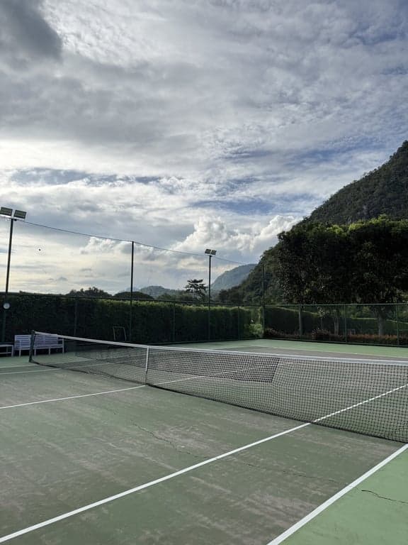 Net view across the Che Elpend hard court