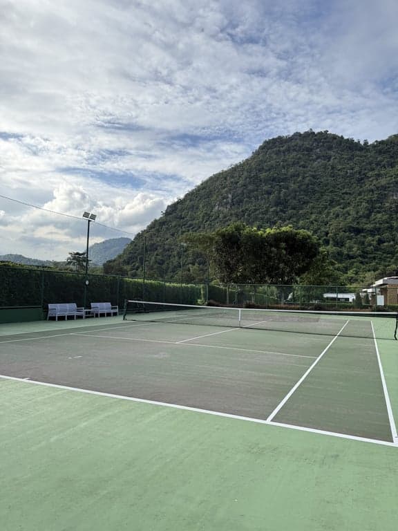Outdoor hard court at Che Elpend with Khao Yai mountains behind